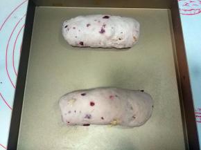 放在烤盘上，盖保鲜膜发酵；