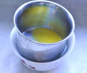 2、黄油切成小块，隔水融化