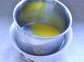 2、黄油切成小块，隔水融化