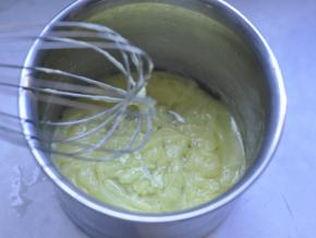4、用手动打蛋器搅拌均匀至乳膏状，