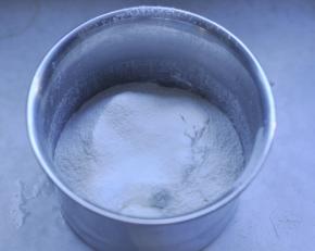 5、加入过筛的低筋面粉和玉米淀粉搅拌至无干粉状态。