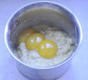 6、加入蛋黄，搅拌成至顺滑的状态后放置一边备用。