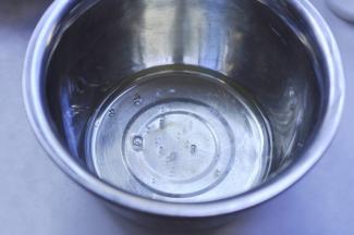 7、蛋清倒入无油、无水的容器中，用电动打蛋器打发，途中分三次加入细砂糖，将蛋清打至湿偏干状态即可。