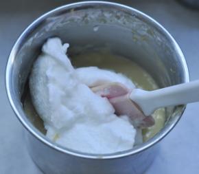 8、取三分之一打发好的蛋清加入到蛋黄糊中,稍稍搅拌均匀即可，以免消泡。