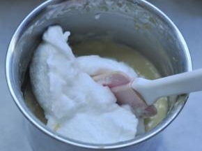 8、取三分之一打发好的蛋清加入到蛋黄糊中,稍稍搅拌均匀即可，以免消泡。