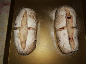 面团醒发至两倍大，表面撒高粉，用锋利的刀在表面划十字造型；