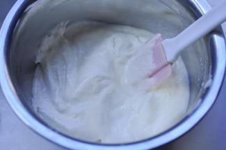 9、将预混合好的蛋糕糊，倒回剩下的2/3蛋白霜中，继续用切拌加翻拌的手法，让蛋糕糊混合均匀。