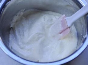 9、将预混合好的蛋糕糊，倒回剩下的2/3蛋白霜中，继续用切拌加翻拌的手法，让蛋糕糊混合均匀。