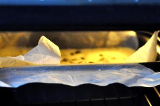 11、做好的蛋糕糊放入预热好的烤箱中下层，上火210℃，下火150℃，烘烤8分钟。烘烤10分钟后将蛋糕轻轻拉到烤炉门口，用刀在蛋糕表面中间划一刀后送回烤箱中，将温度调整为上火160℃，下火150℃，继续烘烤30分钟。