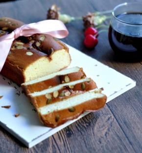 12、将出炉的蛋糕，放凉后脱模即可切片享用。