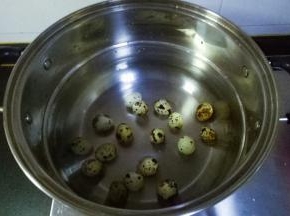 锅中放适量水，放入鹌鹑蛋，水沸后煮2分钟