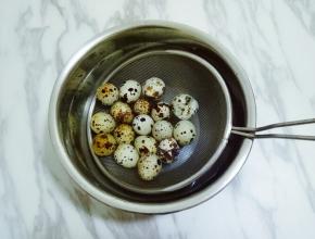 捞出放入冰水中浸泡