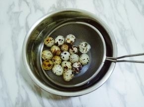 捞出放入冰水中浸泡