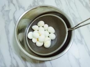 将鹌鹑蛋去皮备用