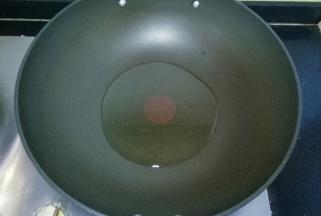 炒锅中倒适量油烧热