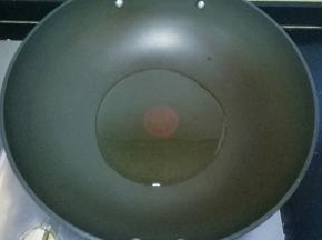 炒锅中倒适量油烧热