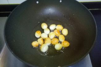 将表面煎至金黄