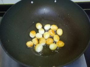 将表面煎至金黄