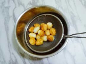 将煎至金黄的鹌鹑蛋盛出备用