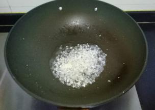锅中底油烧热，爆香蒜末