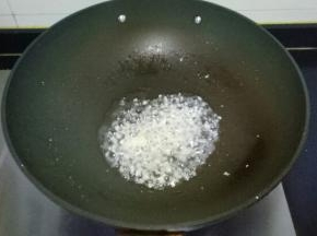 锅中底油烧热，爆香蒜末