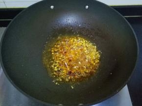 放入一勺豆瓣酱小火炒出红油