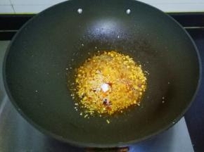 放入适量白芝麻、1勺糖翻炒