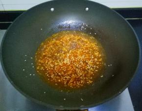 加入1小碗水，搅拌均匀