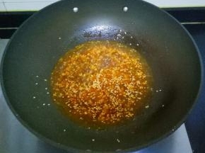 加入1小碗水，搅拌均匀