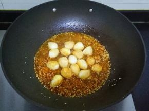 加入鹌鹑蛋大火煮开，转小火煮10分钟左右