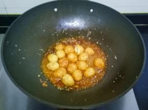 汤汁略稠，加入少许水淀粉，大火煮沸