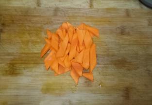 胡萝卜切片备用
