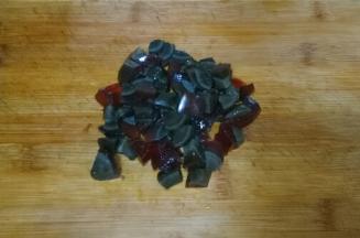 皮蛋放入锅中煮沸5分钟，捞出晾凉，切丁备用