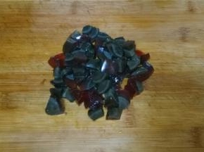 皮蛋放入锅中煮沸5分钟，捞出晾凉，切丁备用