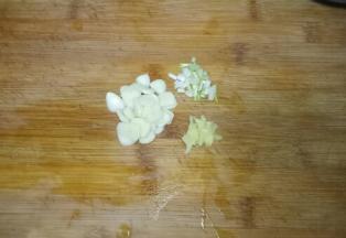 蒜切片，葱切碎，姜切末