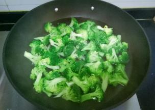 锅中加适量水煮沸，加入盐搅拌均匀，放入西兰花焯水1分钟，捞出沥干水份备用