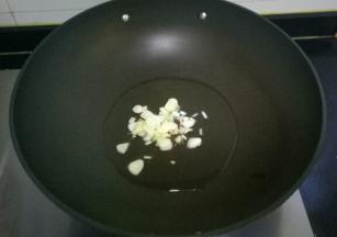 锅中倒入适量油烧热，放入葱、姜、蒜爆香