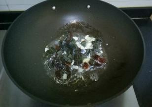 放入皮蛋丁翻炒