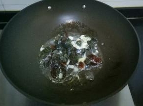 放入皮蛋丁翻炒