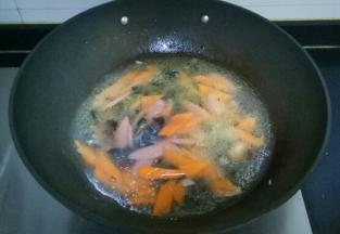 加入适量清水，大火煮开，转小火煮2分钟