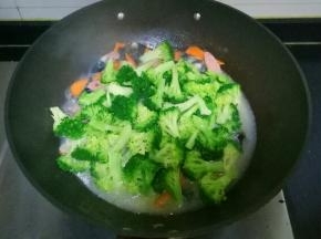 放入西兰花煮开后小火煮3分钟