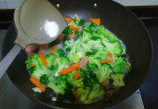 加入1勺盐翻拌均匀即可