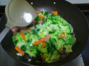 加入1勺盐翻拌均匀即可