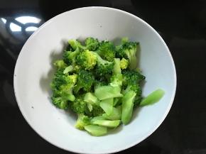 焯好水的西兰花撕成小朵。