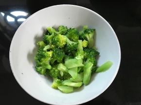 焯好水的西兰花撕成小朵。