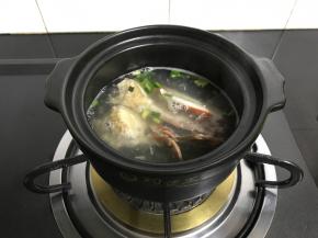 煮开后把吃剩的梭子蟹放入煮开。