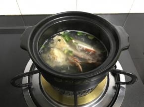 煮开后把吃剩的梭子蟹放入煮开。