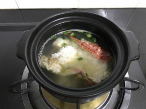 把米饭放入煮开。