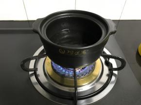 砂锅中放入适量水。
