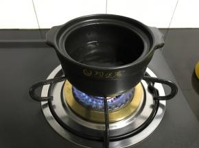砂锅中放入适量水。